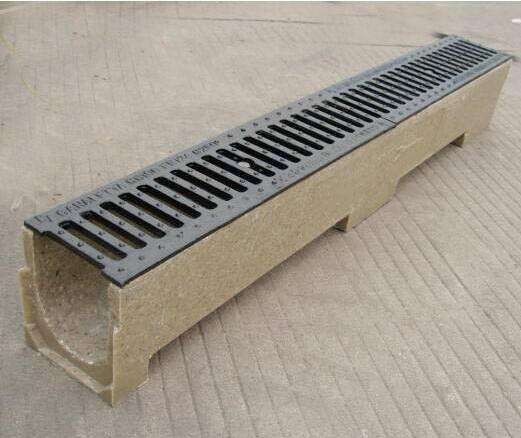 U-shaped linear drainage ditch